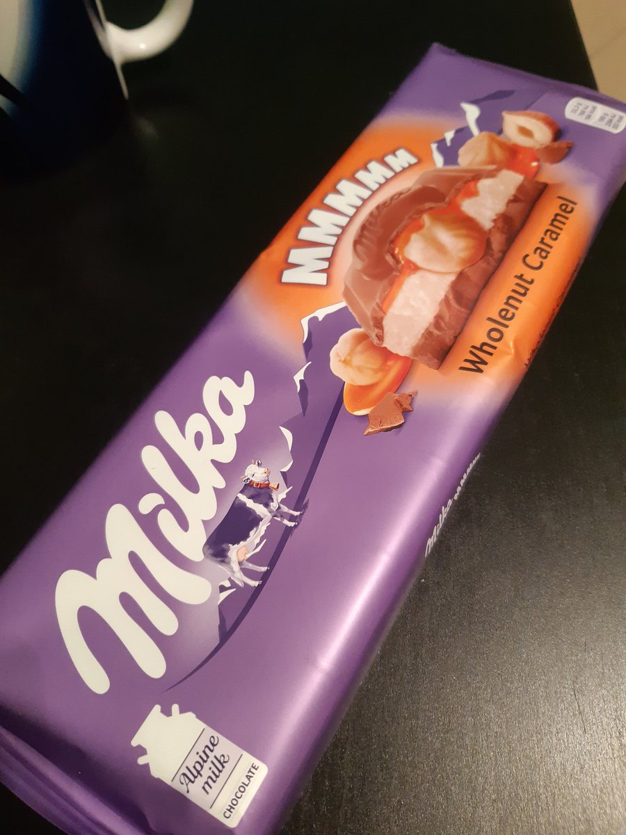 Моя женщина купила мне шоколадку, которую я хотела и две бутылки двухлитровой коллы. Меня любят 🥰