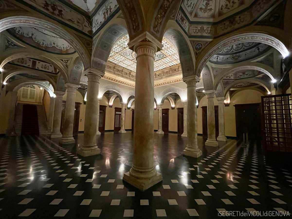 Uno sguardo veloce al cortile del Coppedè prima di salire in giardino per cena 
#palazzodellameridiana 
#isegretideivicolidigenova 
isegretideivicolidigenova.com