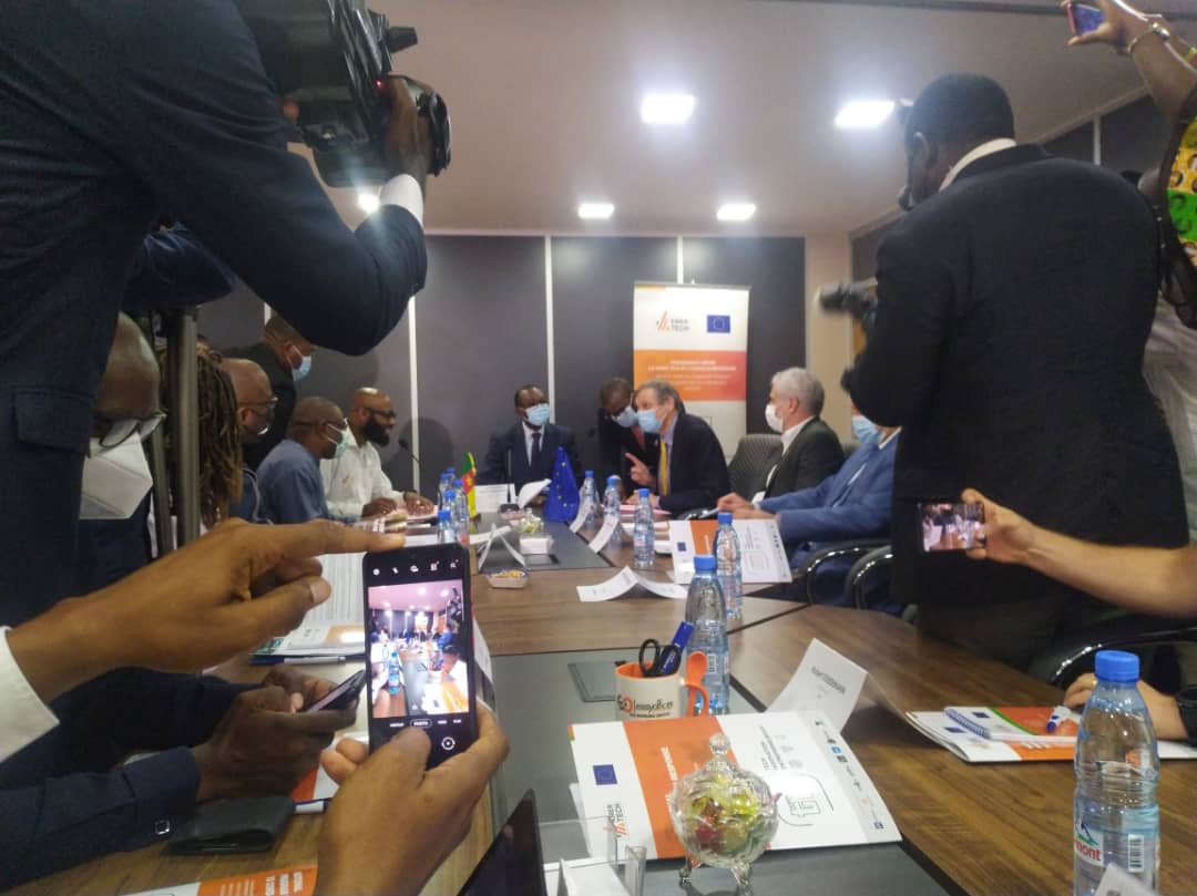 LaKmerTech's tweet image. #KMER TECH_CONFERENCE Signature du partenariat entre #KMERTECH ,et l @UnionEuropeaRD dans le cadre du #TIEproject
C'était tout  à l'heure à #YAOUNDE 
dans les locaux de @EasyOffices2