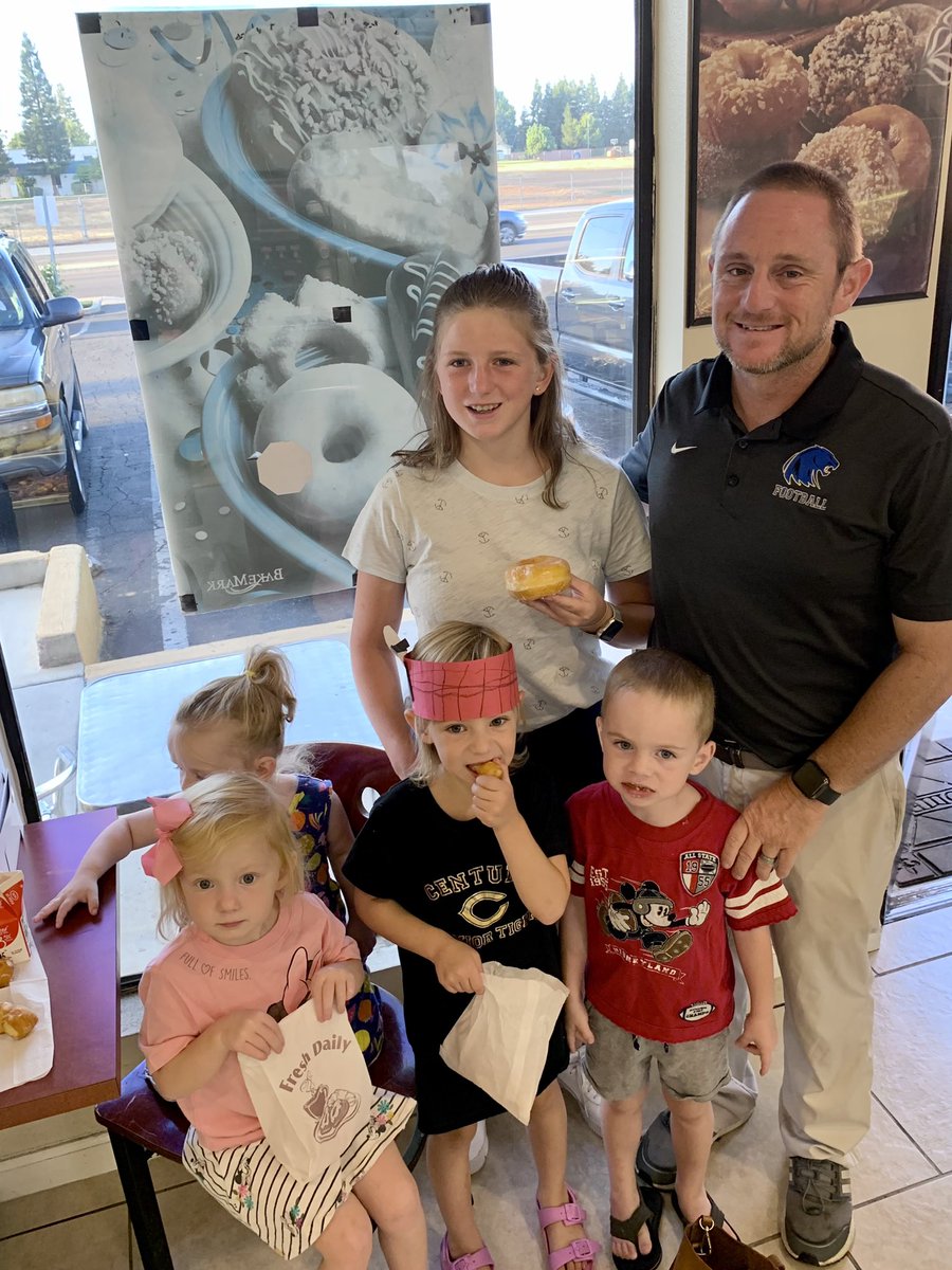 CoachRHammond's tweet photo. Week 4 trying to make @ClovisFootball history in Lamonica vs @WhitneyFootball some extra kids, my niece and nephew at the doughnut shop. All kids welcome! #DoughnutsForDubs #Drive4Nine #100thSeasonClovisFootball https://t.co/H968P77Vot