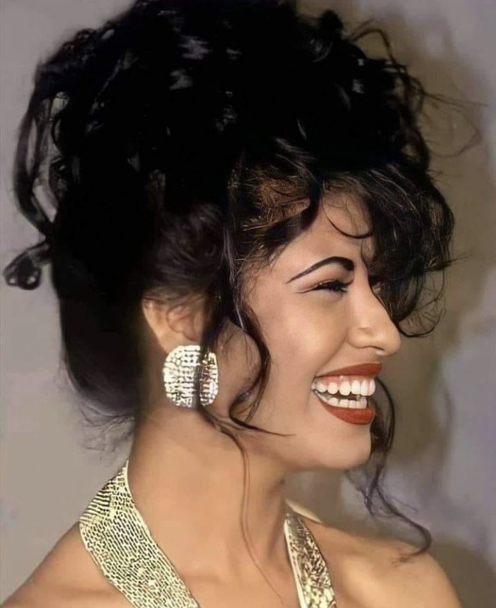 SelenaLaLeyenda's tweet photo. 💜 #FridayVibes https://t.co/CYu6urFZp2