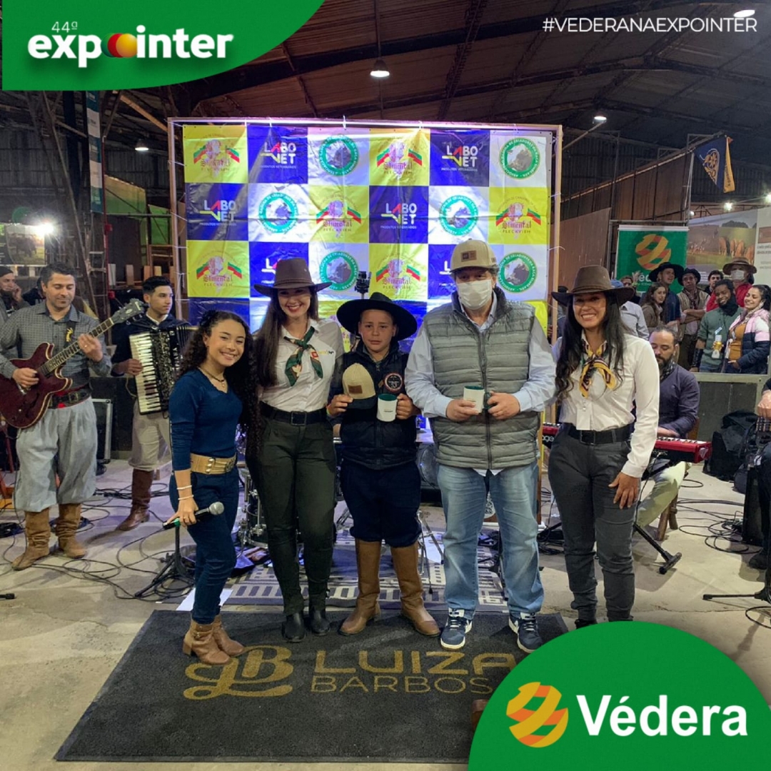 vederabrasil's tweet image. No stand da Védera em conjunto com a Fazenda Santa Terezinha, foi realizado um pocket show da vice-campeã do The Voice Kids Luiza Barbosa, seu talento único, lhe rende a projeção de ser a nova Elis Regina na musica brasileira.

#expointer2021 #vederanaexpointer #bovinos #ovinos