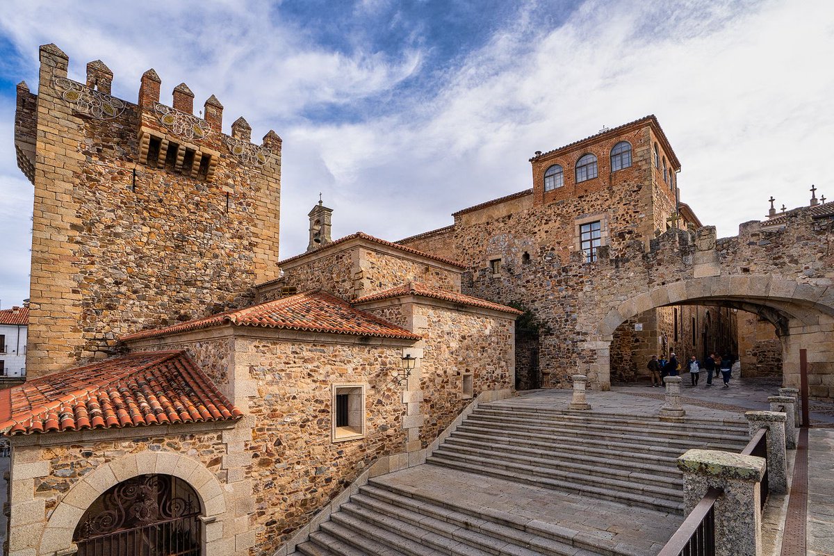 🔥 Juego de Tronos vuelve a España. 

📍 La ciudad de Cáceres se prepara para la grabación de algunos episodios de la precuela de 'Juego de Tronos', que se llevará a cabo del 11 al 21 de octubre en una decena de localizaciones del casco histórico.