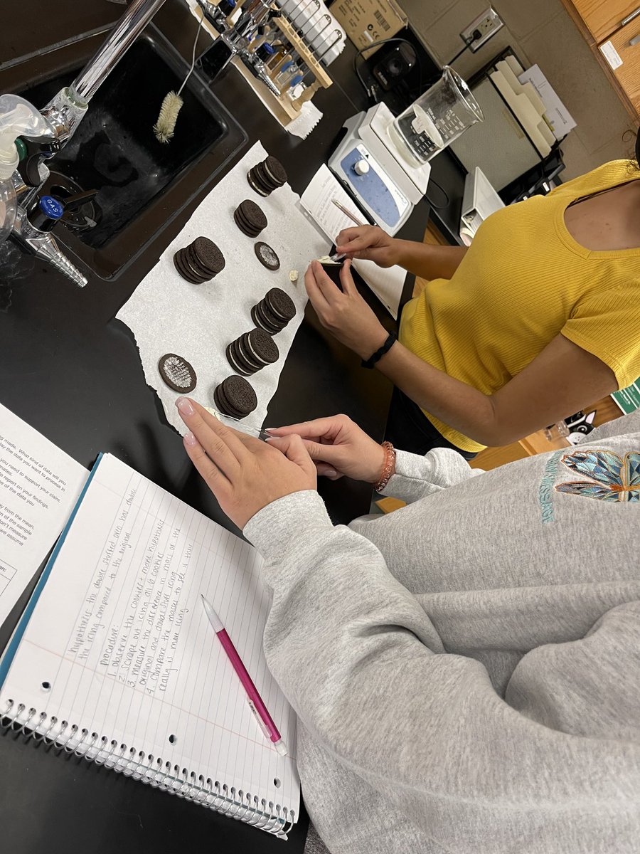 When #scienceisfun and #edible #oreocookieslab #aredoublestuffedreallydoublestuffed #standarddeviation #APBio #mystatslabisbetterthanmathstatslab <a href="/KettleRunNews/">Kettle Run HS</a>