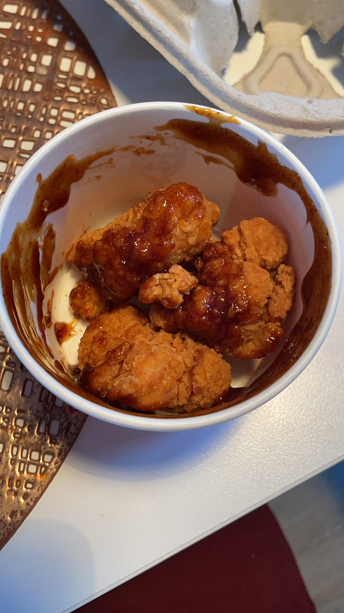 tinhead420's tweet photo. Drake house @KFC_UKI is the worst kfc in the history of kfc. Where is the sauce? 🤣🤣🤣🤣 cant get an order right and to top it off, your chips are shite. #kfc #feelrobbed https://t.co/3DFcVM3H2N