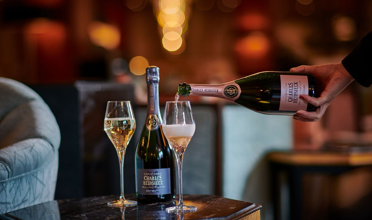 A toast to the weekend! The Gallery is the perfect haven to sip on a chilled glass of Champagne while catching up with friends and family. #WestburyDublin