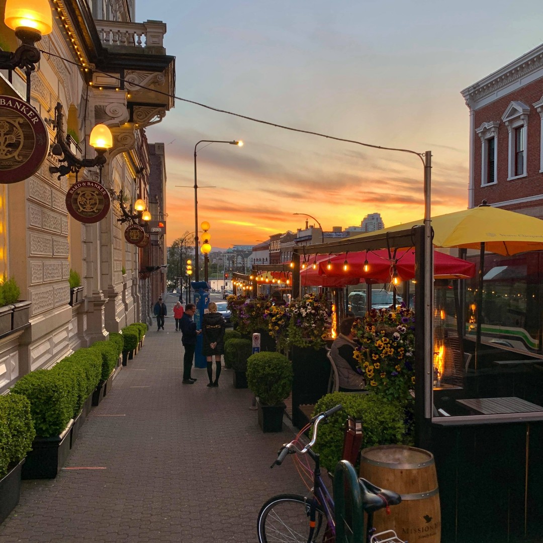 bardandbanker's tweet photo. Never waste any amount of time doing anything important when there is a sunset outside that you should be sitting under! 
#sunset #tgif #happyfriday #friyay #getoutside #relax #enjoy #unwind #bardandbanker https://t.co/oyHN3zcpjT
