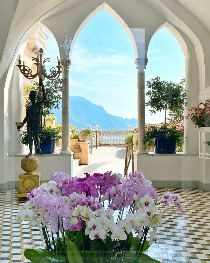 The dreamiest stay in Ravello (aka heaven on earth) @palazzoavino ☀️🌺💙✨ instagr.am/p/CTpjcWgsQyN/