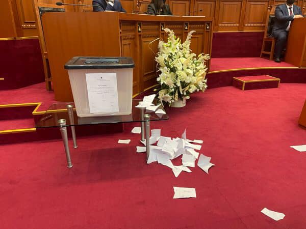AlfredPeza's tweet photo. Ja një opozitë, që nuk të merr malli ta rishohësh në Kuvend...👎🏻 https://t.co/L6YAm3CUb2