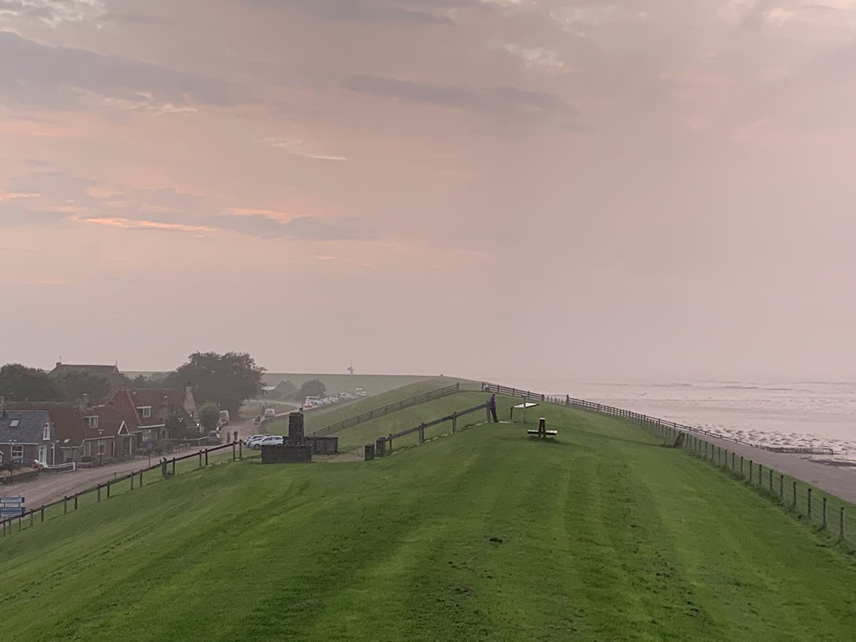 Op een unieke locatie bij het Friese Moddergat staat aan de Waddenzee  het theater van de <a href="/wadopera/">Wadopera Peter Grimes</a>. De regen is weggetrokken, de opera kan beginnen!