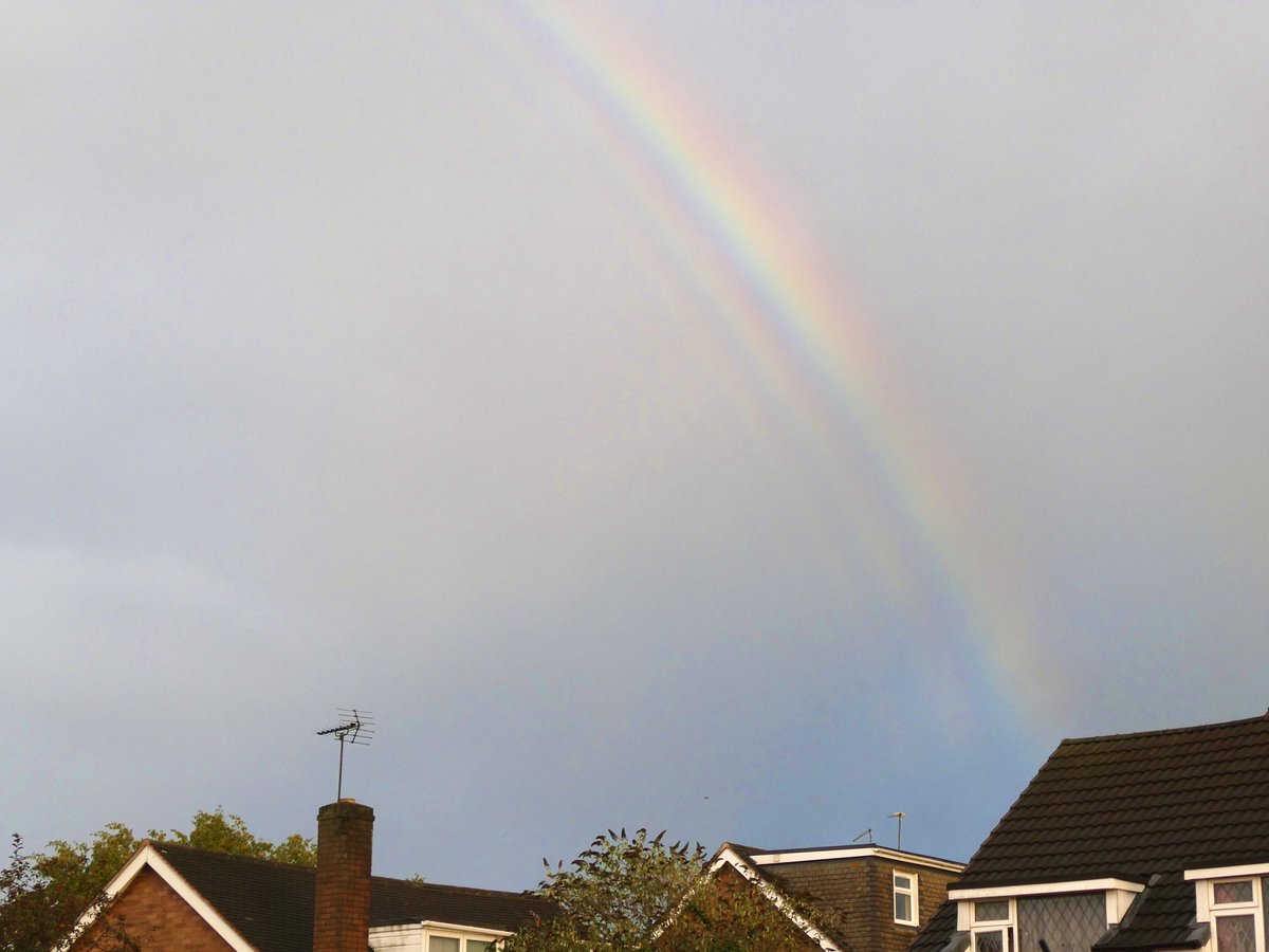 missis_teapot's tweet photo. Interesting rainbow just now. Seems to have more than the usual number of colours/stripes. Any tips for taking sharper pics of rainbows, anyone? #ThePhotoHour #StormHour #CloudAppSoc https://t.co/aDZ71N4QzM