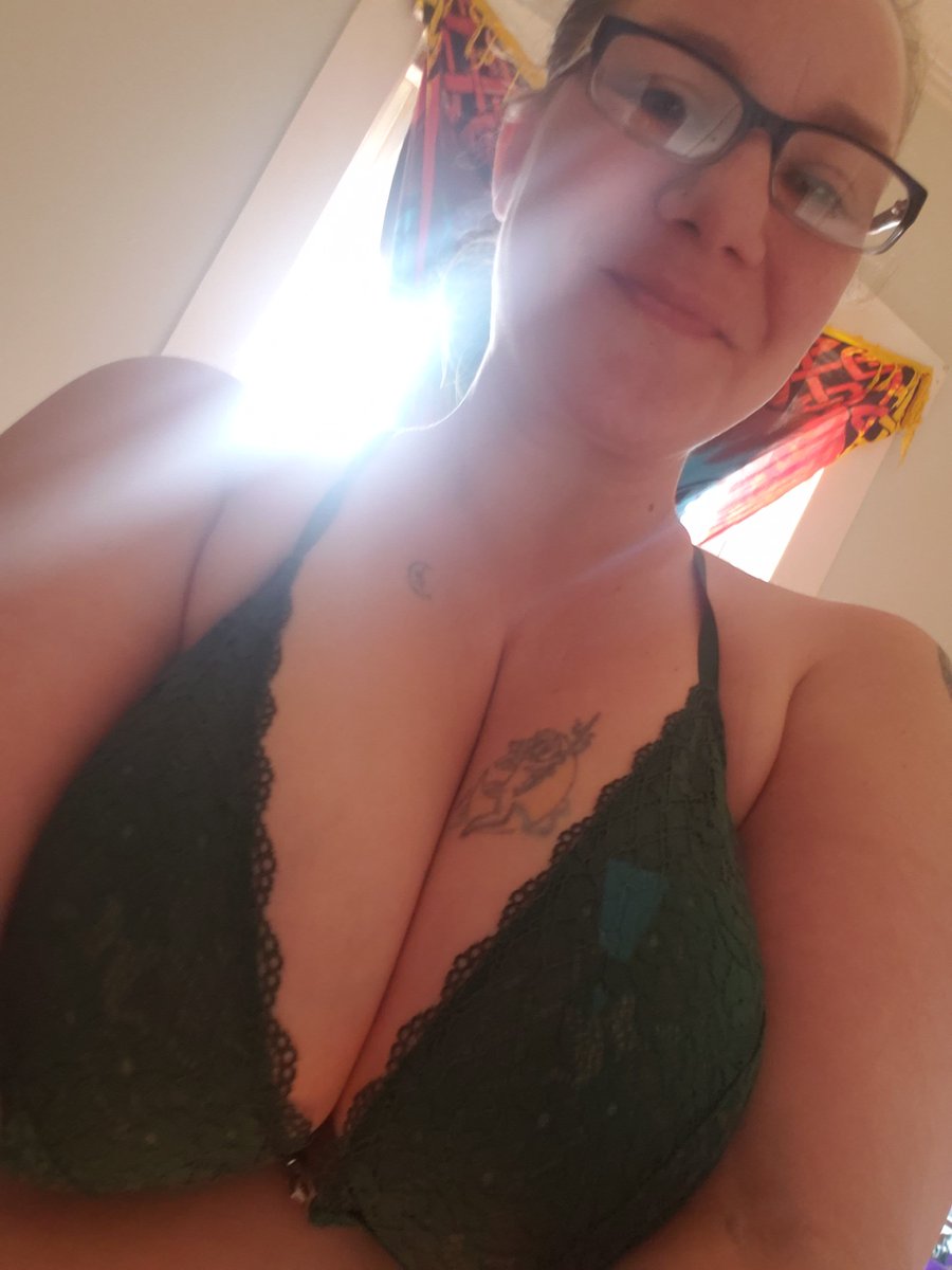 MeghanBran's tweet photo. TGIF! Let's have some fun on #onlyfans this weekend! FREE to sub!

https://t.co/O16K9dPe65 https://t.co/28ttZwTpua