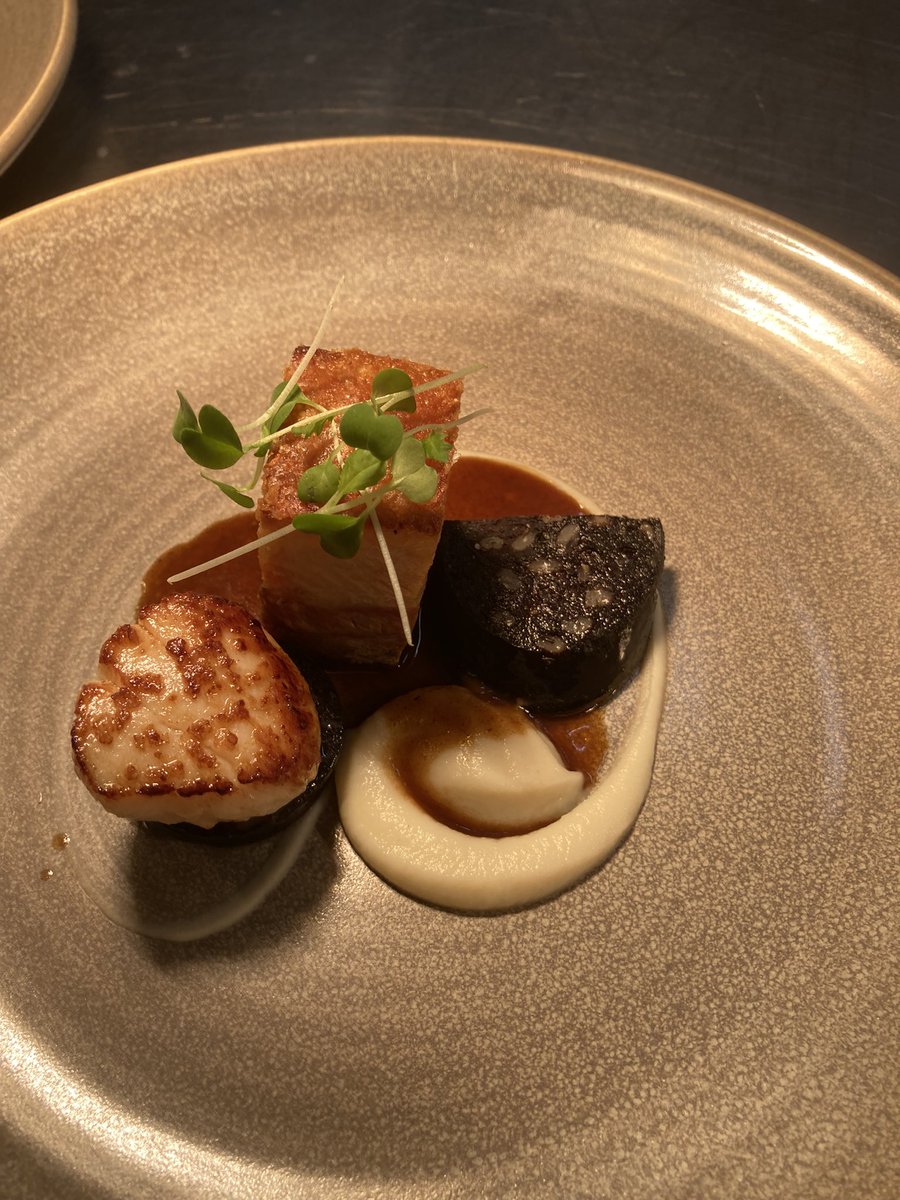 First order tonight mes Amis! You just can’t beat Scottish scallop, black pudding and crispy pork belly on a celeriac and truffle mash and Southern Comfort jus! C’est  delicieux! 👌👌👌