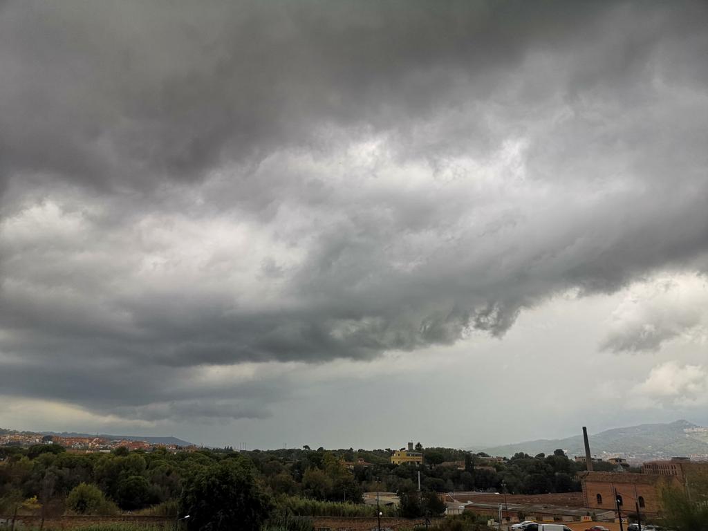 meteoecovisual's tweet photo. #Tormenta acercándose a #SantBoi a las 16 horas de este viernes
#santboidellobregat
#BaixLlobregat
#meteocat
#meteofoto #meteofotos
#tormentas
#cazatormentas #stormchaser #cielos #meteorología #clouds #cloudobsession #stormphotography #sky https://t.co/PUJtsM2REA