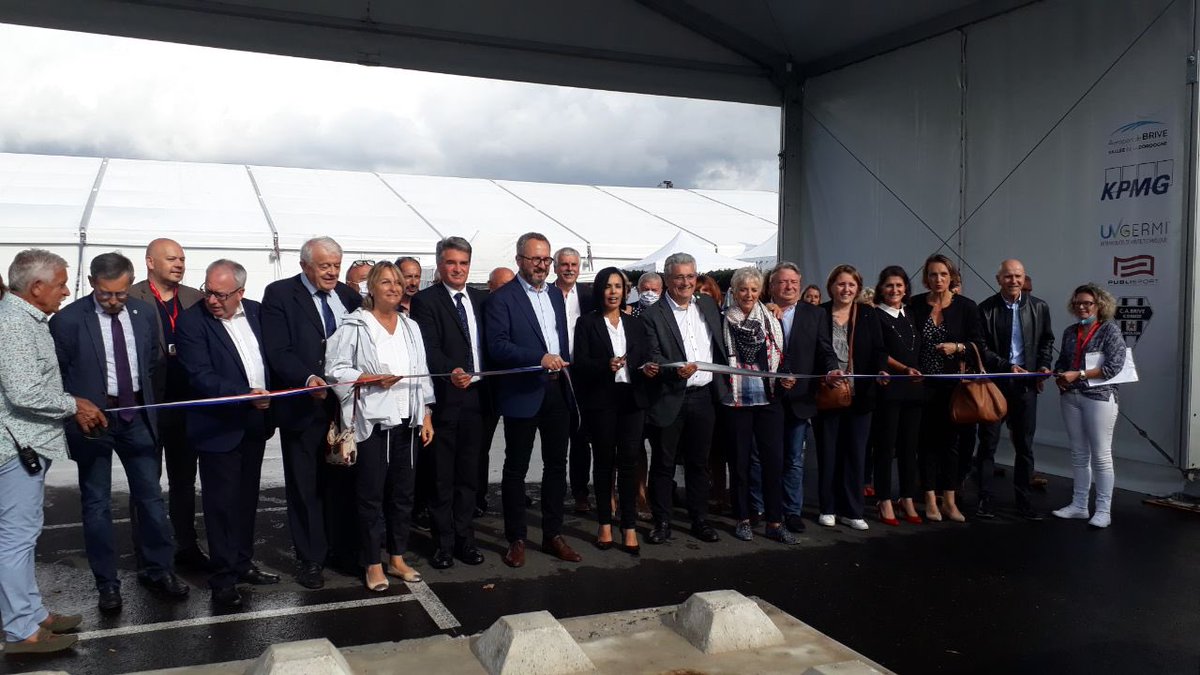 Prefet19's tweet image. #Evenement 📣 Le Salon de l'Habitat de Brive a été inauguré ce soir par Mme la préfète de la #Correze Salima Saa. Ce salon se tient jusqu’à dimanche à l’espace des 3 Provinces et rassemble tous les corps de métiers liés à l’habitat. 
Cet événement est soumis au pass sanitaire.