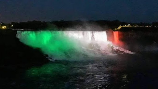 sopitas's tweet photo. México llegó hasta Canadá y es que en conmemoración a las fiestas patrias, las Cataratas del Niágara fueron iluminadas de verde, blanco y rojo. ¿Qué te parece?  🇲🇽🎉👇 https://t.co/CaTnqfsMoB