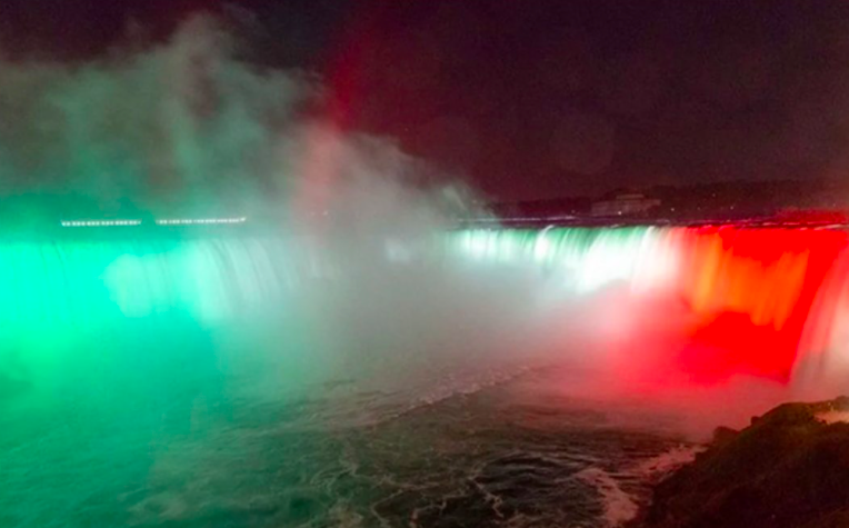 sopitas's tweet photo. México llegó hasta Canadá y es que en conmemoración a las fiestas patrias, las Cataratas del Niágara fueron iluminadas de verde, blanco y rojo. ¿Qué te parece?  🇲🇽🎉👇 https://t.co/CaTnqfsMoB