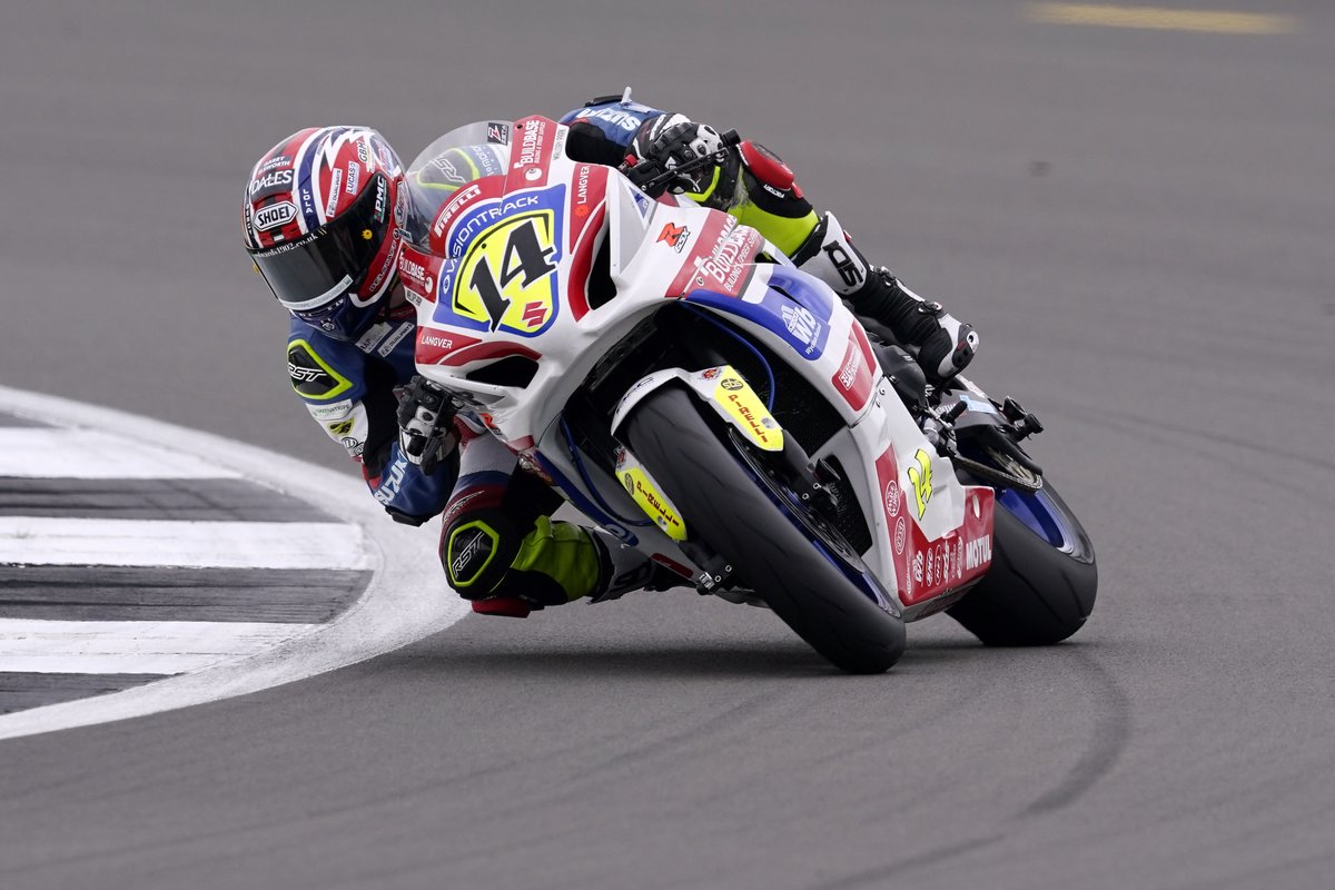 #FlashbackFriday to Silverstone race-winner and Superstock lap record holder <a href="/Neave14/">neave</a> doing his thing last year! 😎

P1 on the times today n’all 💪