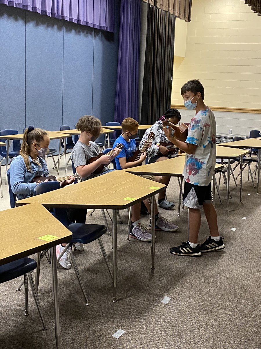 Jen Lennox-Chiudioni 🎤🎧 tweet media