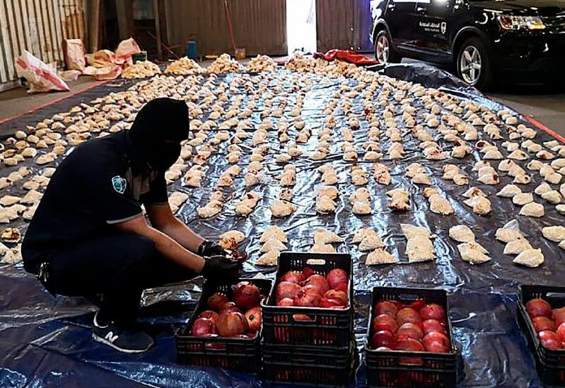 أول الخطوات لضرب اوكار هؤلاء المجرمين .. بطرد اللبنانين الذين يعلمون في شركات كبيرة و ذو مناصب .. لقطع الامداد عن تنظيم حزباله الارهابي المجرم .. يأكلون من خير البلد ويطعنونه غدراً . شحنات برتقال ورمان وبضائع كلها مليئة بالمخدرات .
 #حمله_المقاطعه_الشعبيه_للبنان