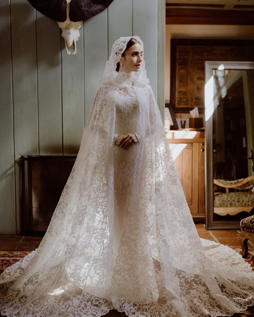 merderlife_'s tweet image. Lily Collins sembra una principessa