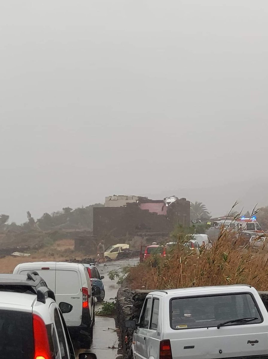 tancredipalmeri's tweet image. Una incredibile tromba d’aria ha attraversato Pantelleria, abbattendosi in particolare su 10 macchine e provocando 2 morti e 9 feriti.
A malapena a Pantelleria piove 1 volta a da aprile a novembre.
Le immagini sono da film catastrofico, mai visto nulla di simile lì