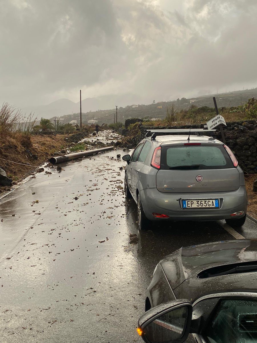 tancredipalmeri's tweet image. Una incredibile tromba d’aria ha attraversato Pantelleria, abbattendosi in particolare su 10 macchine e provocando 2 morti e 9 feriti.
A malapena a Pantelleria piove 1 volta a da aprile a novembre.
Le immagini sono da film catastrofico, mai visto nulla di simile lì