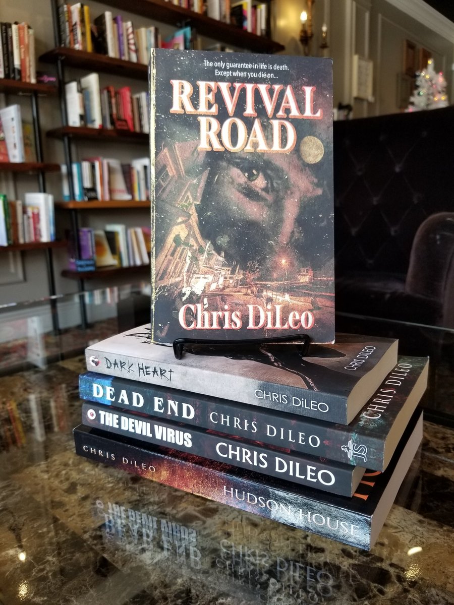 BarkingGooseBar's tweet photo. New release from one of our fav local authors! Do you love a good horror story??? #barkinggoose #bookbar #newburgh #shoplocal #hudsonvalley #eatsipandread #indiebookstore #craftbeer #wine #thefriesareprettygoodhere #localauthors https://t.co/PafcYvDBTC
