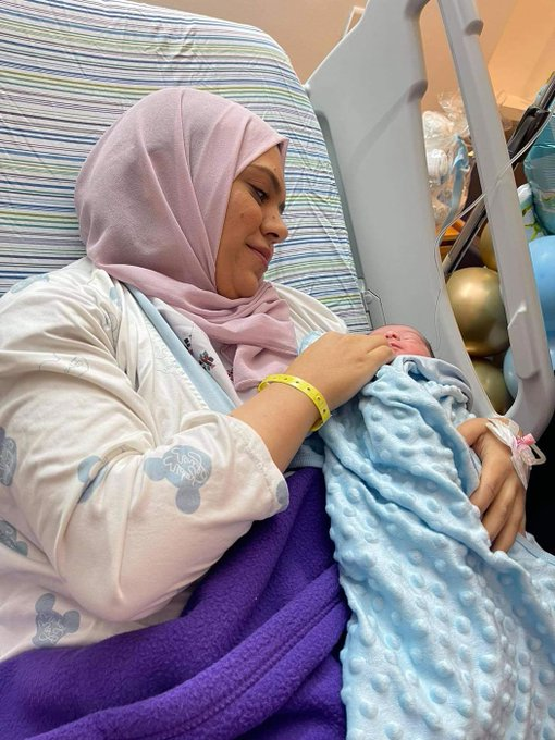 OurHeartPalest2's tweet photo. Thanks to international pressure and solidarity that Anhar and Alaa are now surrounded by their beloved ones rather than by Israeli jailors.
#Anhar Al-Deek gave #birth to #Alaa, her second baby, days after her release from Israeli jails.
#freedom
#AnharAlDeek
#FreePalestine https://t.co/HfSC7lb8Fv