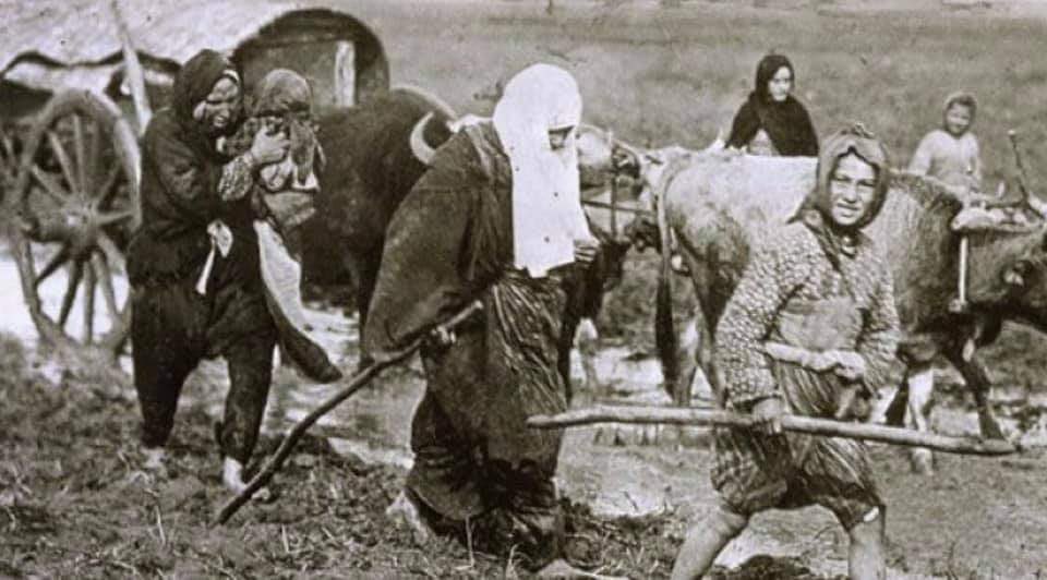 #çarşaf Anadolu’yu İslam yurdu yapan alpleri, mücahitleri doğuran anaların, cepheden cephe mermi taşıyan kadınların sancağıdır. Ondan ancak o çarşaflı anaların çocukları önünde hezimete uğrayan Romanın çocukları rahatsız olur.