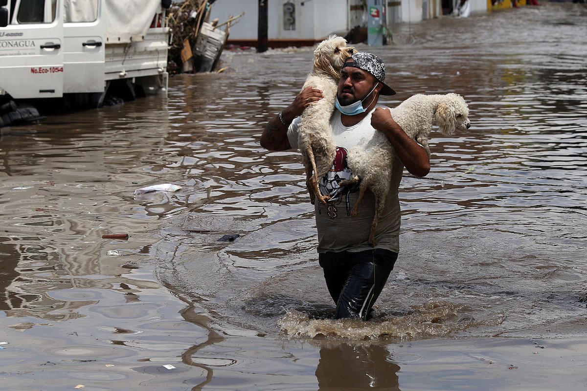 jos_sanm's tweet photo. La madrugada del martes se desbordo el río Tula, ocasionando que varias colonias del centro del municipio de Tula, Hidalgo se inundaran, dejando un saldo de mas de 30 mil damnificados #Tula #Hidalgo #inundacion #riotula #damnificados #fotoperiodismo #photojournalism #photopress https://t.co/cjY9t1N8Vb