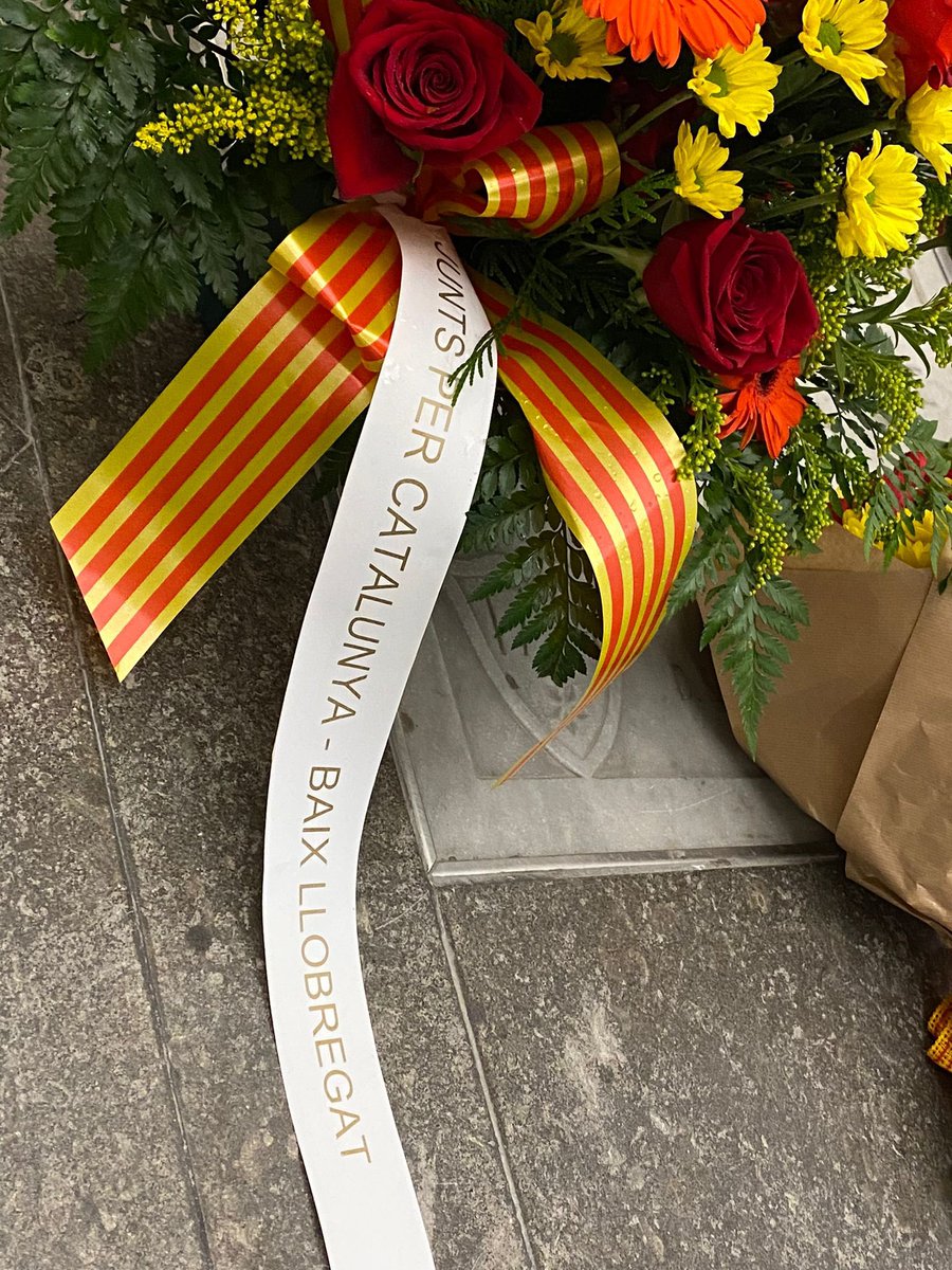 TorrellesJuntsx's tweet photo. Avui els nostres representants de la @jncbaixllobregat i @juntsxtorrelles han assistit a l'acte de l'ofrena a la tomba de Rafael Casanova a #santboi. Visca Catalunya! Bona diada de Catalunya. #femhojunts #catalunya https://t.co/6XiqGwBBdN