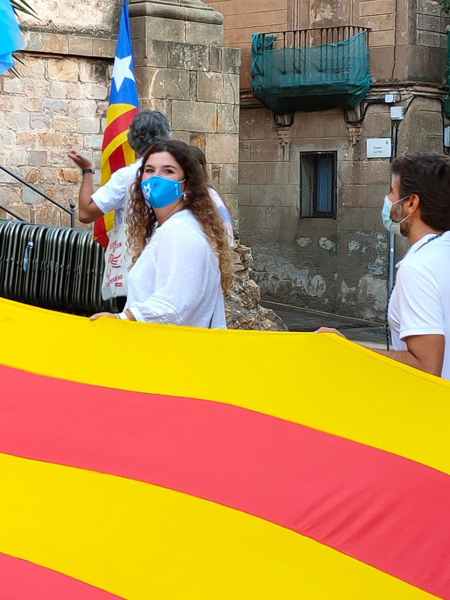 TorrellesJuntsx's tweet photo. Avui els nostres representants de la @jncbaixllobregat i @juntsxtorrelles han assistit a l'acte de l'ofrena a la tomba de Rafael Casanova a #santboi. Visca Catalunya! Bona diada de Catalunya. #femhojunts #catalunya https://t.co/6XiqGwBBdN