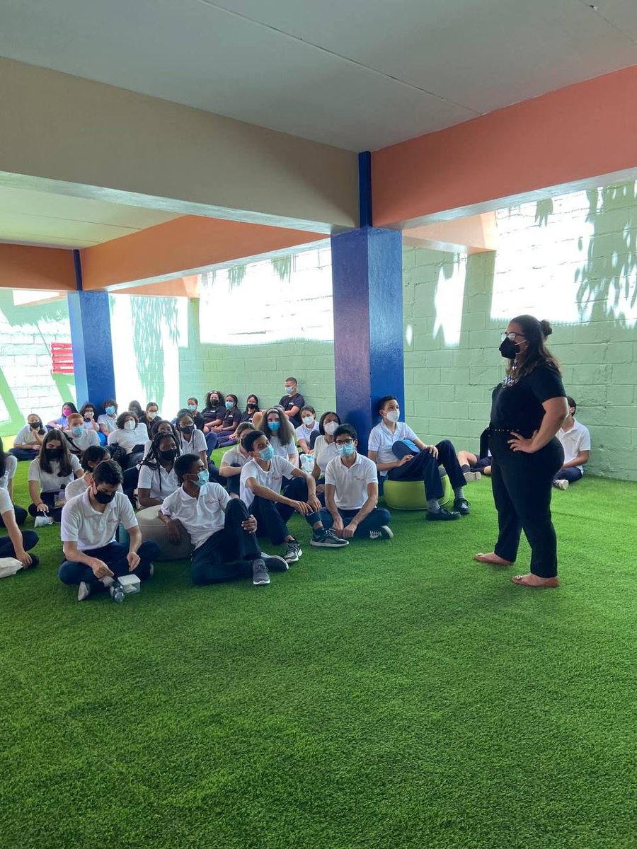 CatcallsofDR's tweet photo. Un solo tweet no alcanza para describir la emoción que nos genera impartir nuestro taller para promover espacios seguros y de inclusión 🤩😻🙌🏽 ¡Gracias Colegio Escuela Nueva por la invitación! #catcallsofdr #espaciosaeguros #backtoschool #stopharassmentinschools https://t.co/KxWpurukly