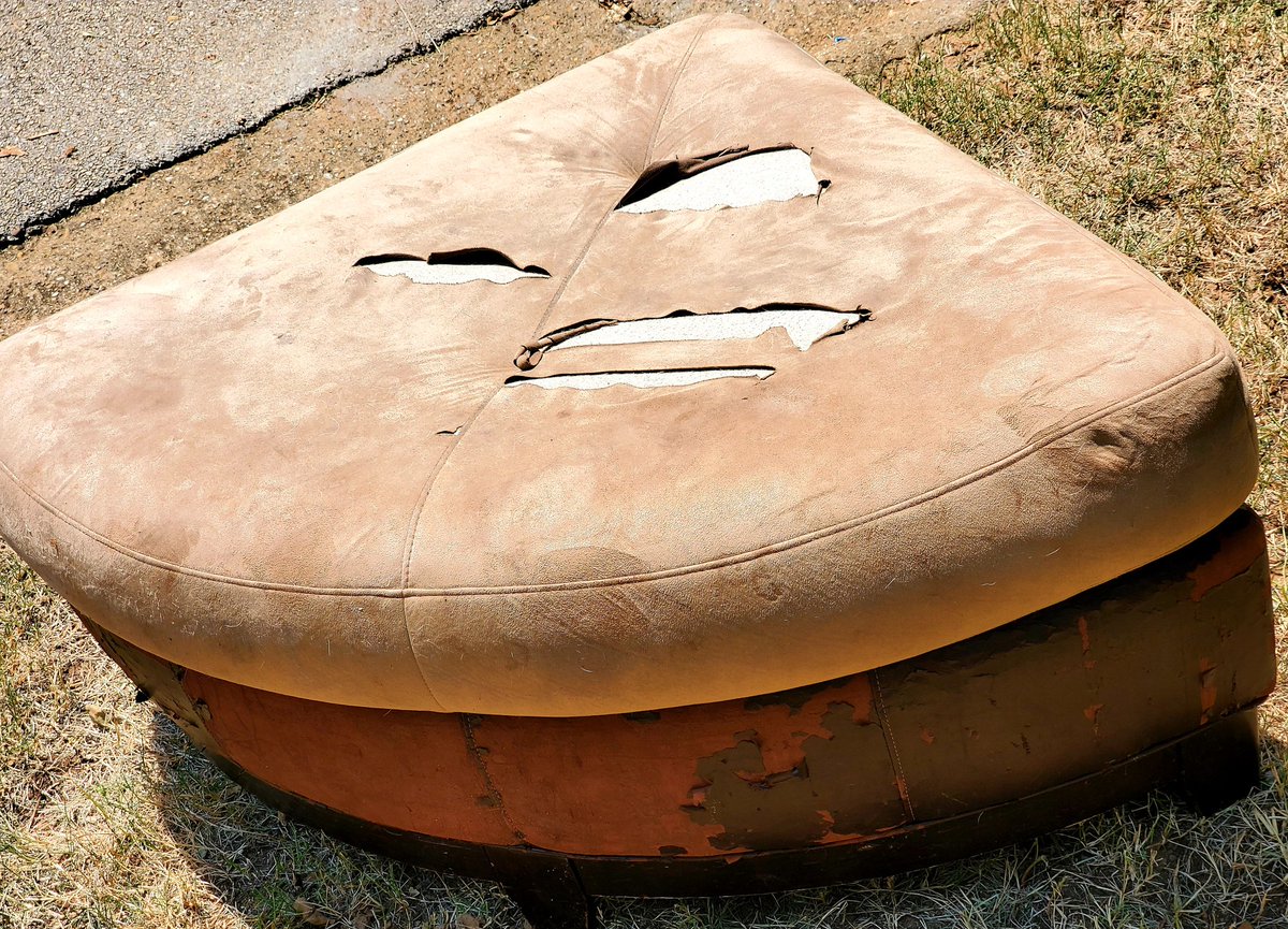 RubyDawgOffcial's tweet image. Hay! Wuht givz dude! Wy yall put mah kumfee, smellee ottoman seet owtsyd n den ya put dis green seet n it's playss? Hu-dad, it kant bee fur dis skayree wuudn rockee ting! Dat mayks noe senss!
#PetBed #DogBed #Rubydawg #DogsofTwittter #ChangeIsBad