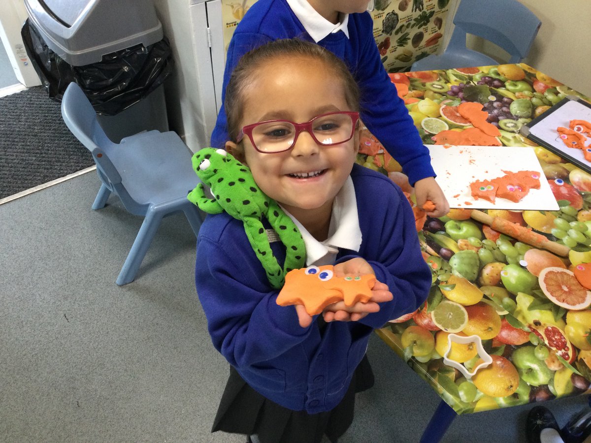 MrsThompsonEYFS's tweet photo. Wow what a fantastic first week. The new reception children have already settled so well and the new year 1’s are providing great role models #proud #mixedclasses #lovemyjob https://t.co/JOaUVq9l3w