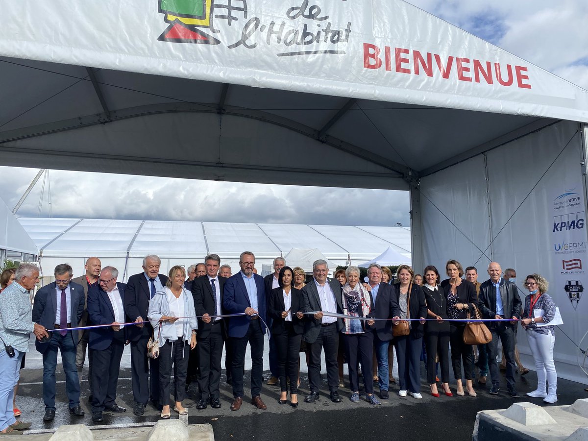 Departement19's tweet image. Ce vendredi, inauguration de la 34ème édition du Salon de l’#habitat en présence de tous les partenaires !
Pendant 3 jours, retrouvez 130 exposants, 40 corps de métiers et le stand @Departement19 pour vous conseiller et vous accompagner dans la réalisation de vos projets 🏠