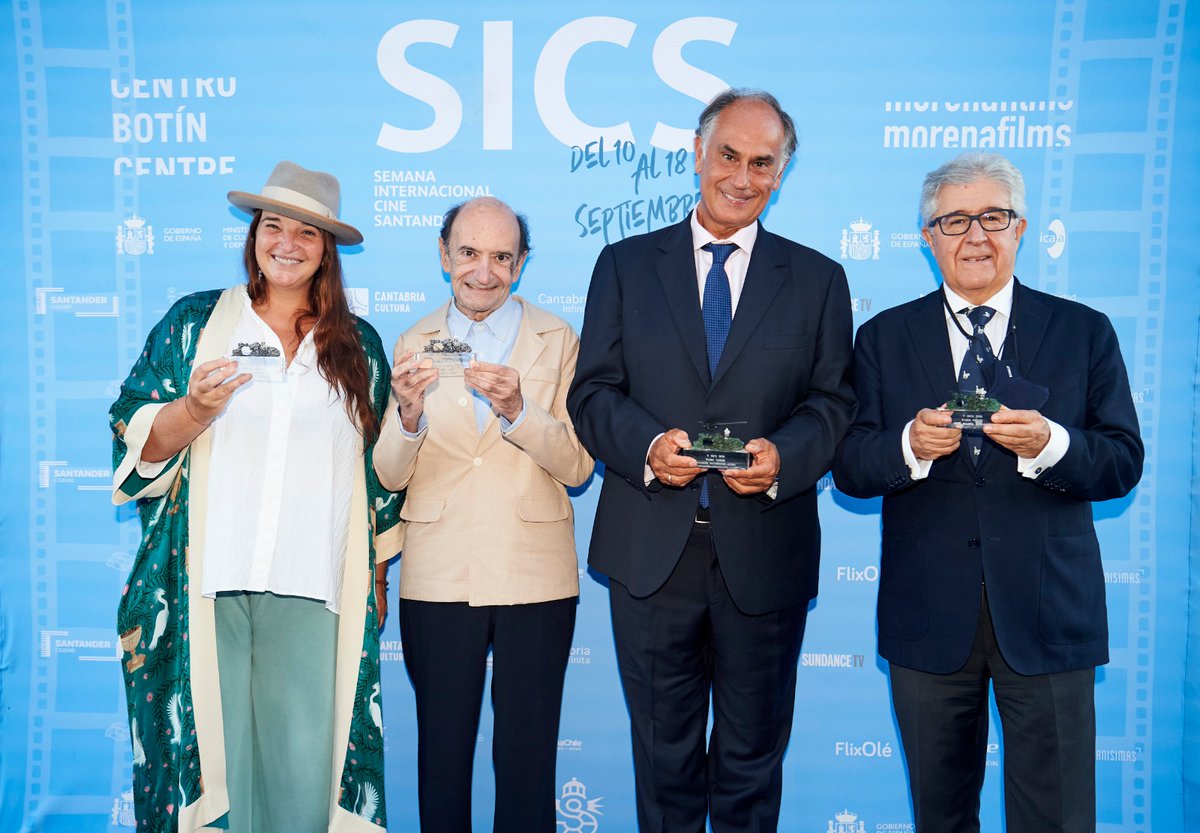 fcinesantander's tweet photo. @centrobotin @morenafilms @gemaigual @gleguina @wandafilms @SundanceES @GuillermOngayo @barca_marta @cant_infinita @CineICAA @LongoriaAlv Y con unos premiados de primera. 🔝
🌳 Faro Verde para el director Joaquín Gutiérrez Acha y el productor José María Morales. 
🏅Faro de Honor para @SundanceES, con Patricia Silva. 
📹 Homenaje a nuestro admirado y pionero Domingo Sarrey, una referencia como videoartista. https://t.co/D6CzbVf6lJ
