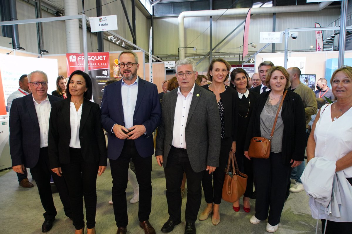 Departement19's tweet image. Ce vendredi, inauguration de la 34ème édition du Salon de l’#habitat en présence de tous les partenaires !
Pendant 3 jours, retrouvez 130 exposants, 40 corps de métiers et le stand @Departement19 pour vous conseiller et vous accompagner dans la réalisation de vos projets 🏠