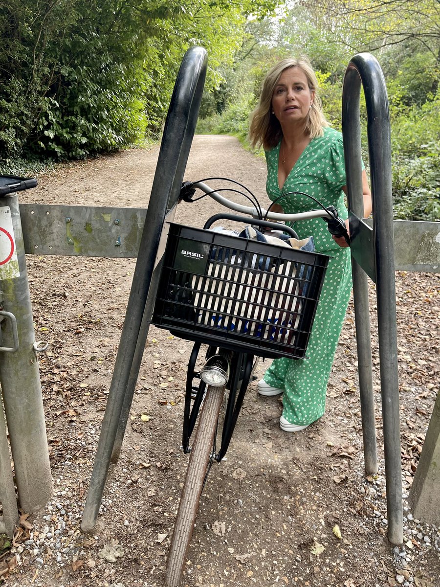 MrsA4boys's tweet image. Cycled to our office summer party this arvo but got stuck at this barrier on NCN25 on Castleman Trailway as my bike handlebars r too wide.Thankfully @WessexOrienteer happened to be fundraising for @Sustrans so lifted bike over for me (it’s heavy).Can we sort this please Sustrans?