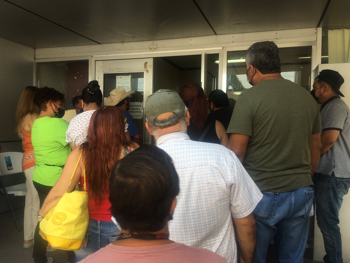 HenryZamarripa's tweet photo. Cuando quieres pagar el agua pero no puedes tener sana distancia, así las cosas en las  Oficinas de agua y Drenaje en San Nicolás #monterrey https://t.co/o5Nn0o4mOa