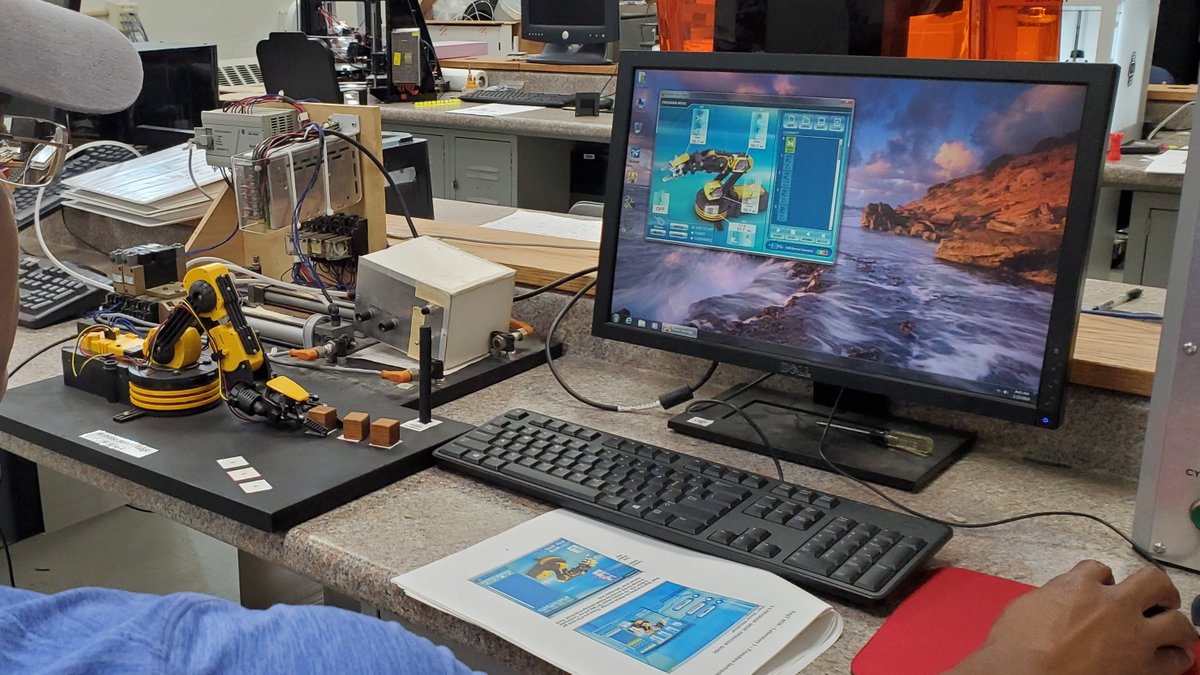 UcmEngTech's tweet photo. Robot Programming!π€π¦Ύπ€© One of the exciting activities we do in our Robotics and Automation classπ UCM Engineering Technology in Action!π #UCMEngineeringTechnology https://t.co/f9cYYacOeK