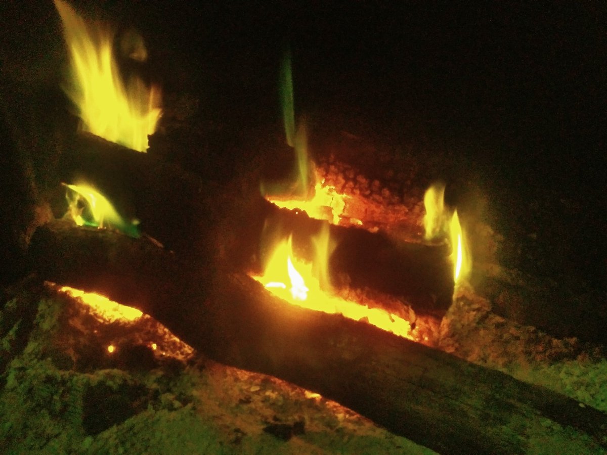 Amb l'espurna de la història
I avançant a pas valent
Hem encès dins la memòria 
La flama d'un sentiment
Amb columnes de paraules
Travessant la llarga nit
Hem fet de cels,mars i muntanyes
Vells escenaris d'un nou crit..
Viure mantenint viva
La flama a través dels temps
#LaFlama ✊