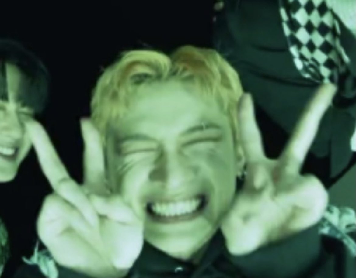 beyondyasmin's tweet image. don’t you love it when bang chan goes “cheese😆✌🏼”