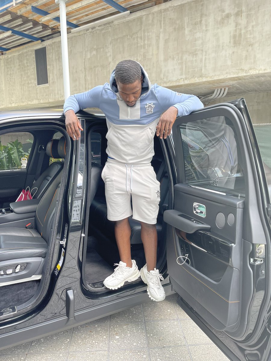 Geezyhoe23's tweet photo. Jumping out that thing 💫💪🏾🍾 https://t.co/mfkeqfUb7B