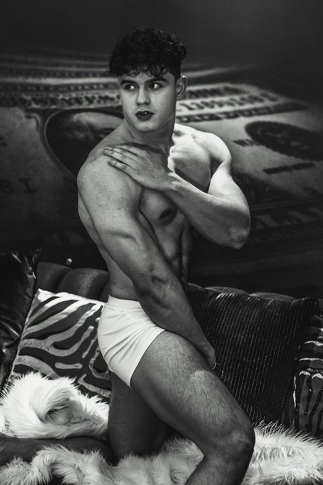 When you catch @MATHEW_SUMER being sexy as usual ? #FridayFeeling #caughtintheact https://t.co/lhUCq