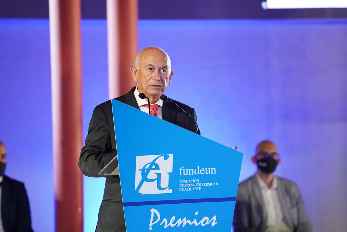 fundeun's tweet photo. La relación entre la Universidad, los estudiantes y las empresas ha de fortalecerse, destaca Antonio Fernández, presidente de #Fundeun en la gala de entrega de los #PremiosFundeun2021 #PremioFundeun21 

Síguela en directo: https://t.co/yBY498qm0L https://t.co/O9gXc40wFT