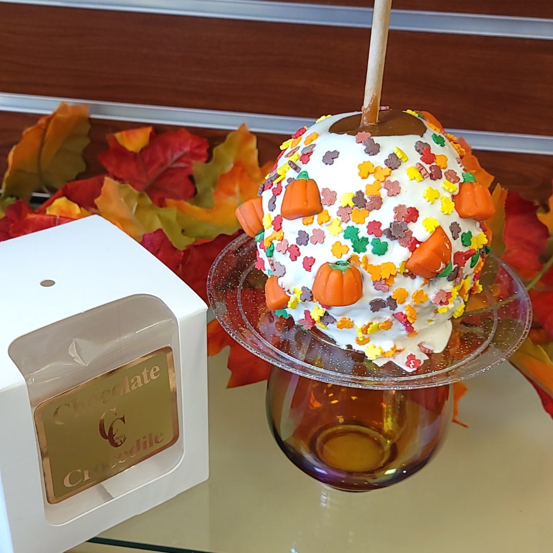 TheChocCroc's tweet photo. Candy apples, but make it fall 🍁 🤤 https://t.co/PmUvg6nKSD