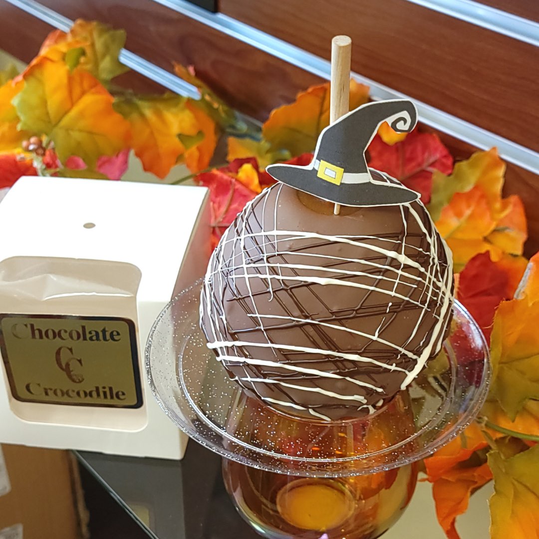 TheChocCroc's tweet photo. Candy apples, but make it fall 🍁 🤤 https://t.co/PmUvg6nKSD
