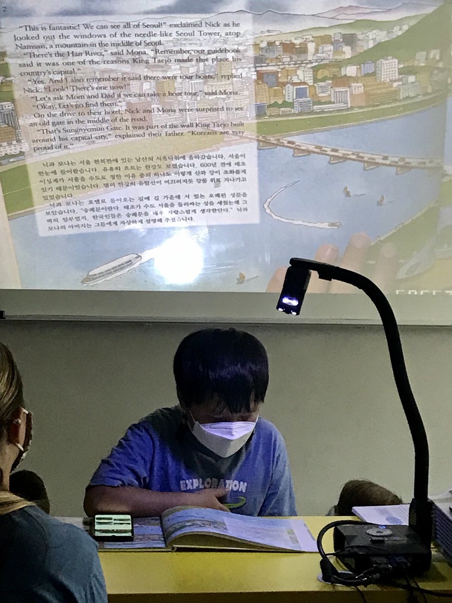 MohlerBeth's tweet image. This afternoon a third grade class had a shared language experience with native Korean and native English speakers learning together with a dual language book. ❤️ #weallhavegenius #welearntogether